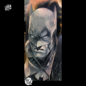 tatuaje-batman-pierna-logia-barcelona-zoen (1) 